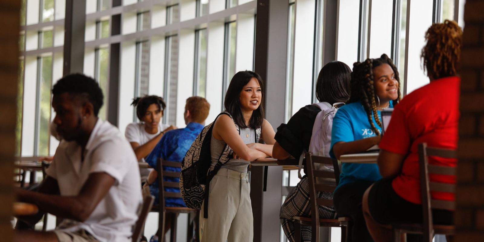 students in det365手机版官网 cafeteria